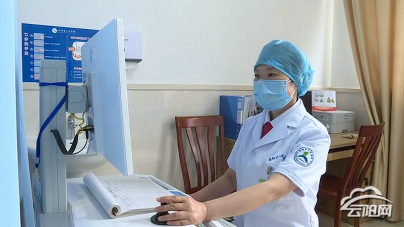 在挑选运动健康手环时，首先要关注其核心功能。以下是一些常见的功能及其适用人群：